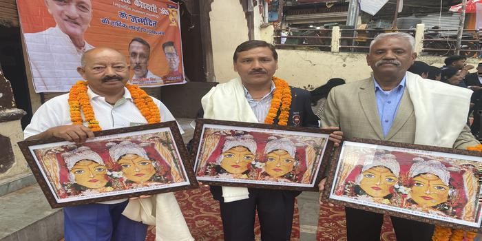 महाराष्ट्र के राज्यपाल भगत सिंह कोश्यारी  के जन्मदिन पर ८०किलो के लडू का वितरण body image