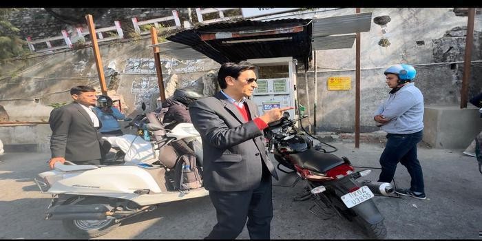 आयुक्त दीपक रावत ने किया तल्लीताल पेट्रोल पम्प का निरीक्षण,पंप मालिक को दी चेतावनी body image