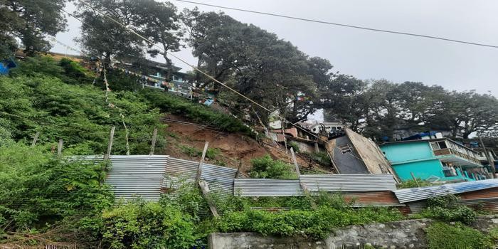 नैनीताल चार्टनलॉज में भरभराकर कर गिरा मकान body image