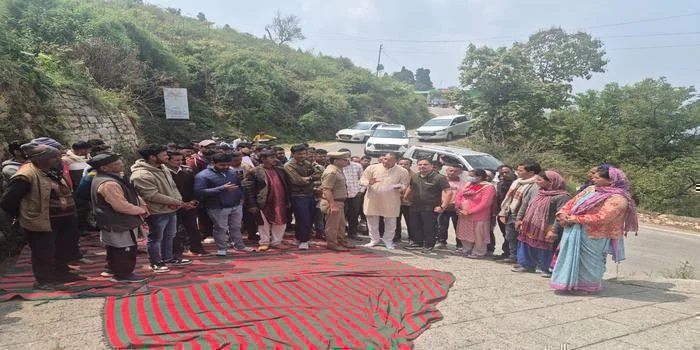 सतबूंगा में कासा ड्रीम होटल के खिलाफ ग्रामीणों का धरना प्रदर्शन  FIR और सील करने की माँग