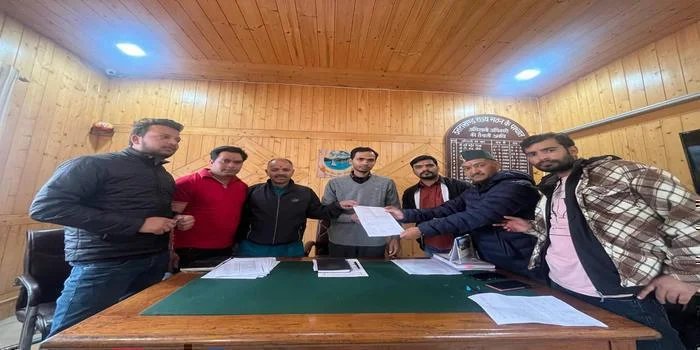 पार्किंग दरों में बढ़ोतरी पर भाजपा कार्यकर्ताओं ने जताई नाराज़गी, अधिशासी अधिकारी को सौंपा ज्ञापन