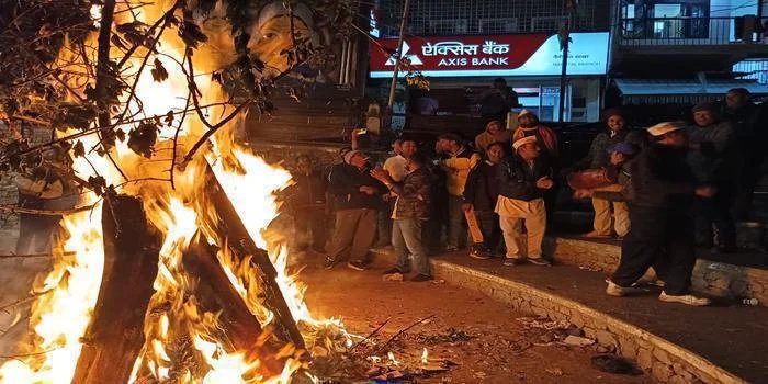 राम सेवक सभा प्रागण में  हुआ होलिका दहन, छलडी कल शनिवार को