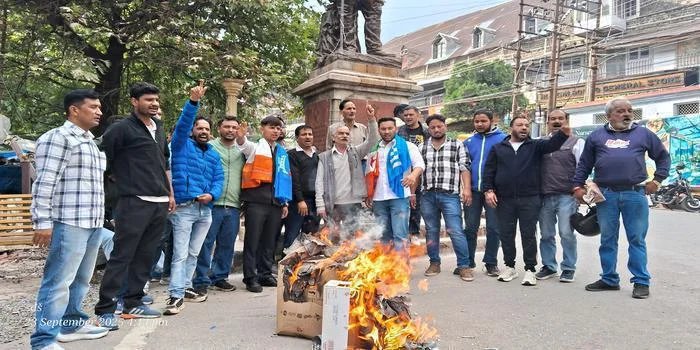 पेपर लीक पर कांग्रेस का प्रहार: नैनीताल में धामी सरकार और UKSSSC का पुतला दहन