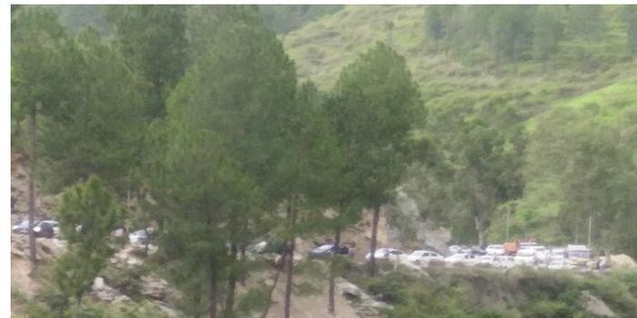 नैनीताल-भवाली में कैलाखान और अल्मोडा मार्ग में क्वारब के पास मलबा आने से सड़क बन्द body image