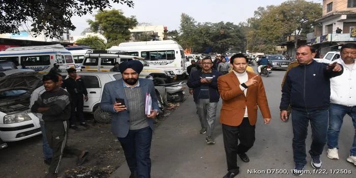 ल्द्वानी में अवैध टैक्सी पार्किंग पर आयुक्त  सख्त, चालानी कार्रवाई के निर्देश