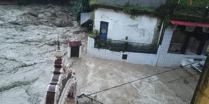 टपकेश्वर महादेव मंदिर क्षेत्र में भीषण आपदा: 63 साल पुराना पुल बहा, मंदिरों में मलबा घुसा body image