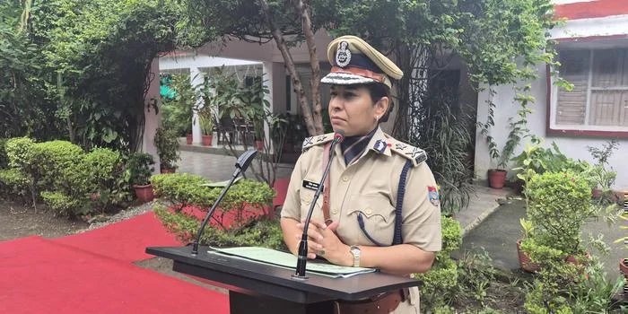 स्वतंत्रता दिवस पर कुमायूँ आईजी रिद्धिम अग्रवाल ने फहराया तिरंगा, पदक प्राप्त कर्मियों को दी बधाई
