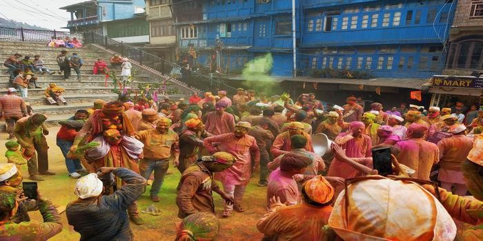 रामसेवक सभा के फागोत्सव  में जुलूस का आयोजन, जमकर उड़ा अबीर- गुलाल body image