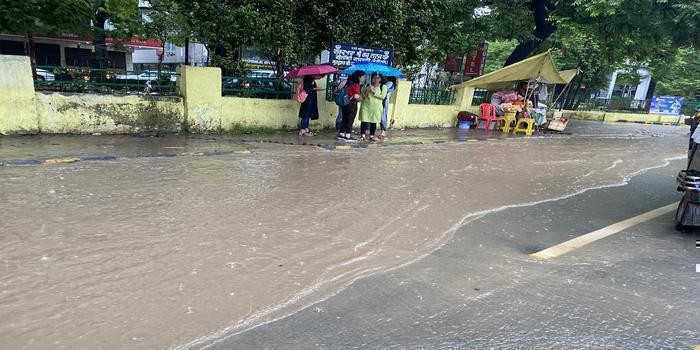 हल्द्वानी में आफ़त की बारिश,रोड़ों में पानी ही पानी body image
