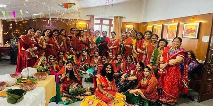 लेक सिटी क्लब ने पारंपरिक विधि से की हरेला बुवाई की शुरुआत, कुमाऊंनी परिधान में निभाई संस्कृति