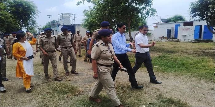पंचायत चुनाव को लेकर आईजी और आयुक्त ने किया मतदान स्थलों का निरीक्षण