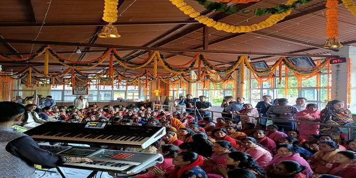 शिरडी साईं मन्दिर के स्थापना दिवस पर श्रद्धालुओं की भारी भीड़ body image