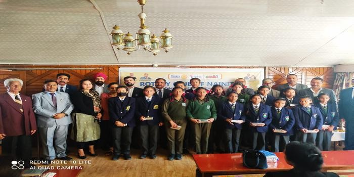 रोटरी क्लब ने किया बेटी  पढ़ाओ बेटी बचाओ कार्यक्रम का आयोजन , १६ छात्राओं को दिया वज़ीफ़ा body image