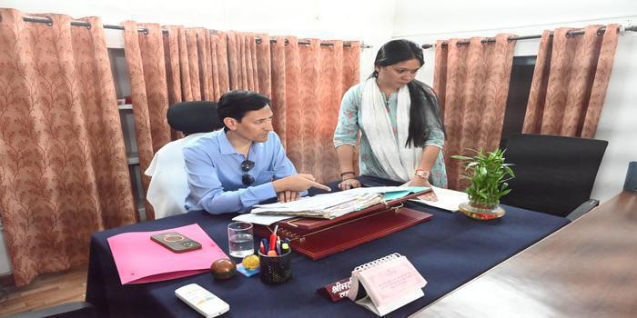 कुमाऊँ आयुक्त  का औचक छापा: हल्द्वानी तहसील में अनुशासनहीनता उजागर, घर में दबोची फाइलें body image