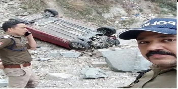 कैंची घाम से दर्शन कर दिल्ली जा रहे पर्यटकों की कार खाई में गिरी body image