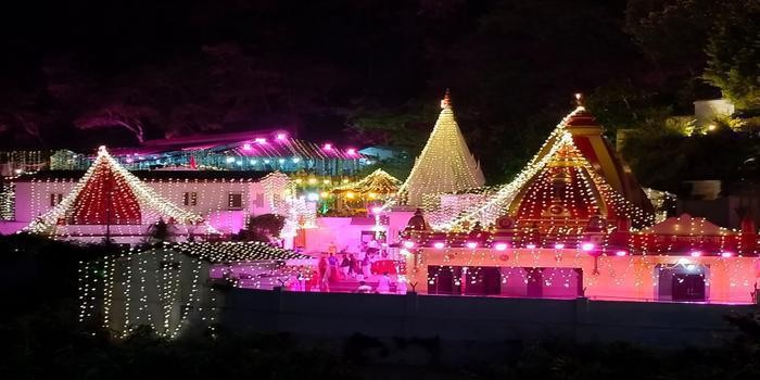 कैंची धाम में स्थापना दिवस आज, सुबह से ही भक्तजनों की  लगी लंबी-लंबी क़तार body image