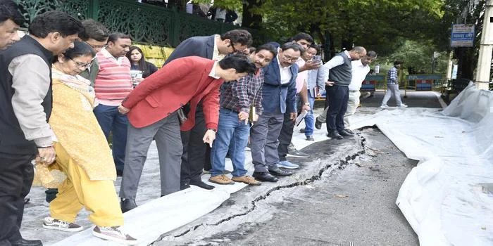 मालरोड भू-धसाव: कुमाऊँ आयुक्त ने किया निरीक्षण, स्थायी समाधान पर जोर