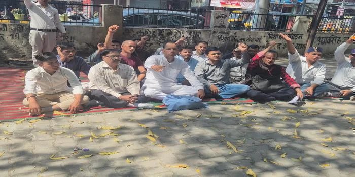 हल्द्वानी में शराबबंदी की मांग को लेकर धरना सरकार पर भ्रष्टाचार के आरोप