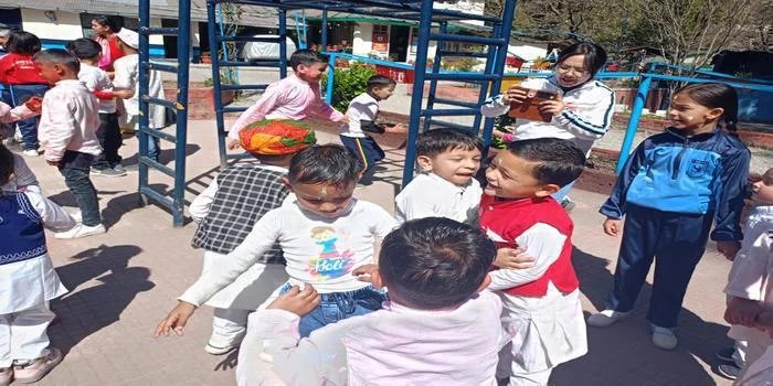 नैनीताल:सेंट जॉन्स विद्यालय में होली महोत्सव धूमधाम से मनाया गया