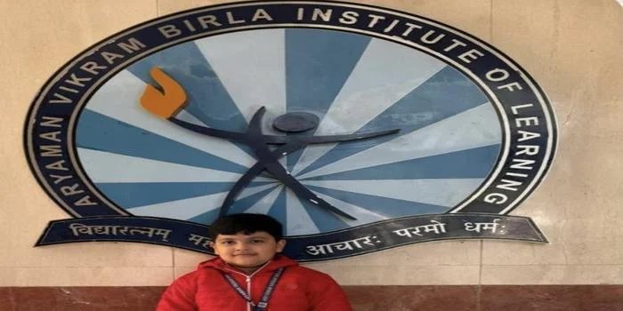 बिड़ला स्कूल के नन्हे आयुष ने किया बड़ा कमाल, एसओएफ साइंस ओलंपियाड में अंतरराष्ट्रीय स्वर्ण पदक
