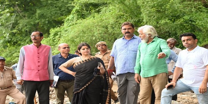 देवखडी नाले के पानी से हुए नुकसान का जिलाधिकारी ने लिया जायजा, प्रभावितों को हर संभव मदद का आश्वासन body image