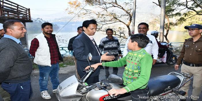 भीमताल में आयुक्त दीपक रावत का निरीक्षण: विकास कार्यों में खामियां उजागर body image