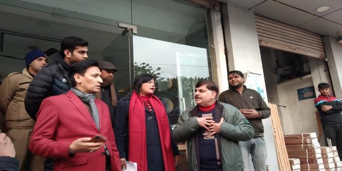 हल्द्वानी:मण्डलायुक्त ने शाम के समय शहर का किया पैदल निरीक्षण ,44 अवैध दुकानों का  चालान body image