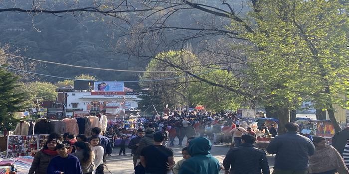 नैनीताल:  अचानक हुई बारिश ने पर्यटकों की रोकी राह body image