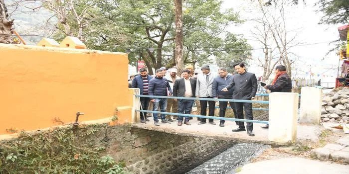 कूड़ा-कचरा और गंदगी पर कड़ी कार्रवाई: कुमाऊं आयुक्त ने दिए ठेकेदार का चालान काटने के दिए आदेश