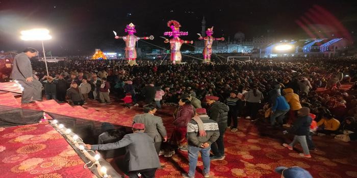 नैनीताल में  रावण के पुतले का हुआ दहन, उमड़ा जन सैलाब body image