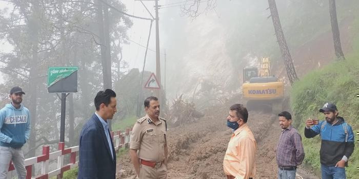 भवाली-नैनीताल सड़क के दोनो तरफ़ पोकलैंड मशीन लगाकर कार्य में तेज़ी लाने के निर्देश body image