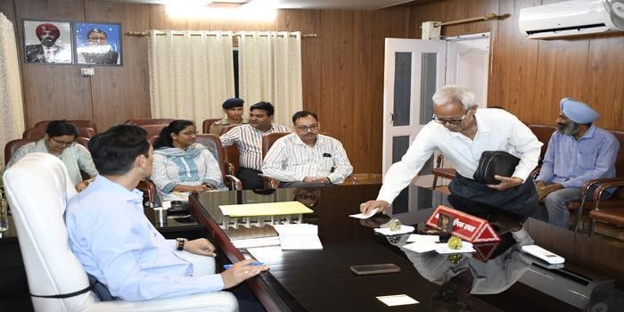 कुमाऊँ कमिश्नर का जनता दरबार: बयाने के ५ लाख वापस दिलवाये body image