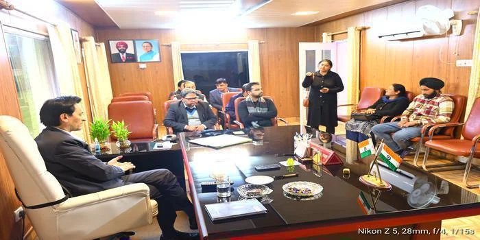 आयुक्त दीपक रावत ने संगीता भाकर को उनकी कार वापस दिलाई, सूदखोरी पर दी सख्त चेतावनी