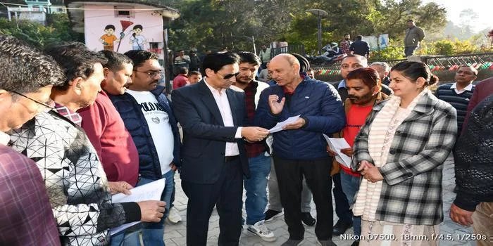 भीमताल में आयुक्त दीपक रावत का निरीक्षण: विकास कार्यों में खामियां उजागर