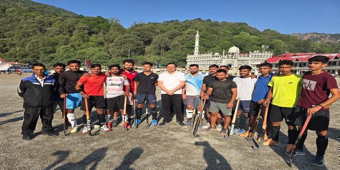 नैनीताल:सुबह की सैर पर निकले मुख्यमंत्री, ख़ुद बनायी चाय, खिलाड़ियों से की बात body image