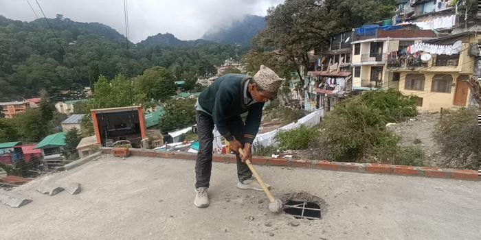 नैनीताल: पोपुलर कम्पाउण्ड में प्राधिकरण ने किया अवैध निर्माण ध्वस्त body image