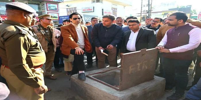 कुमाऊं आयुक्त ने किया हल्द्वानी में सड़कों  का निरीक्षण, सड़क गड्ढामुक्त करने के सख़्त निर्देश