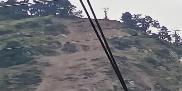 नैनापीक  की पहाड़ियों से लगातार गिर रहे  बोल्डरों से लोगों में डर का माहौल body image