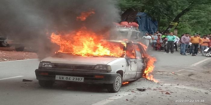 गरमपानी में कार को आग ने चपेट में लिया,पूरी कार जली body image