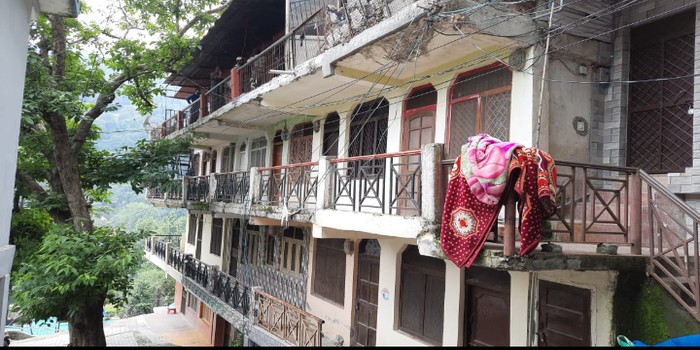 नैनीताल: विकास प्राधिकरण ने राजमहल कंपाउमड में चलाया हथौड़ा,चौथी मंज़िल की ध्वस्त body image