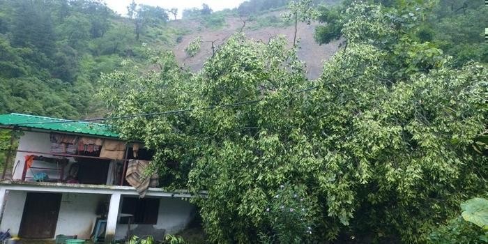 बजून गांव के तोक दुदिला में भूस्खलन, मलवा घर में घूसा , मकान को नुक़सान body image