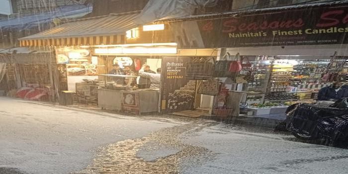 नैनीताल में  जमकर  गिर रहे हैं ओले , छतें हुई सफ़ेद body image