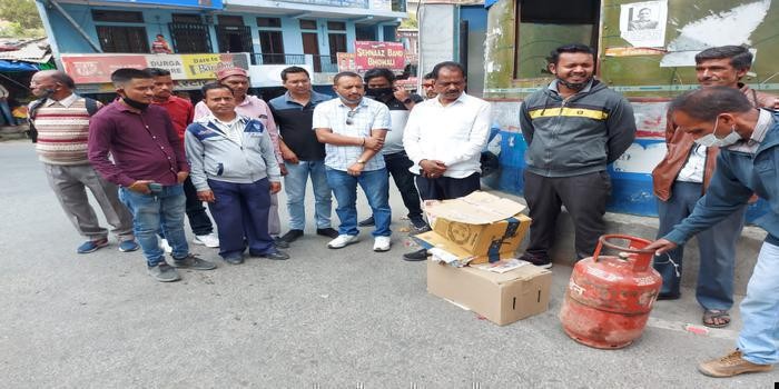 भवाली में महंगाई के कारण आप कार्यकर्ताओं ने  पुतला जलाया body image