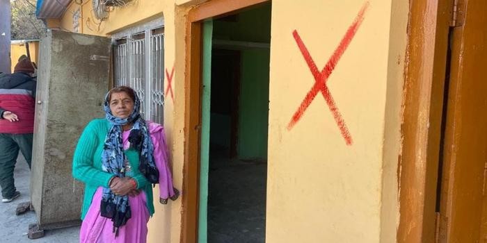 जोशीमठ के  असुरक्षित घरों में लगने  लगे है लाल निशान body image