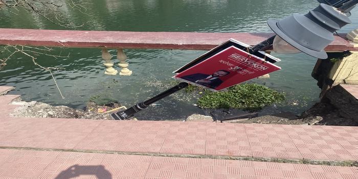 बैन्ड स्टैंड और चिल्ड्रन पार्क से लगी सुरक्षा दीवार ताल में समाईं ख़तरा बढ़ा body image