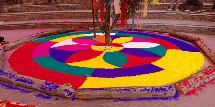 नैनीताल में फागोत्सव : अबीर-गुलाल की बरसात, चीर बंधन के साथ रंगों में रंगा मल्लीताल body image