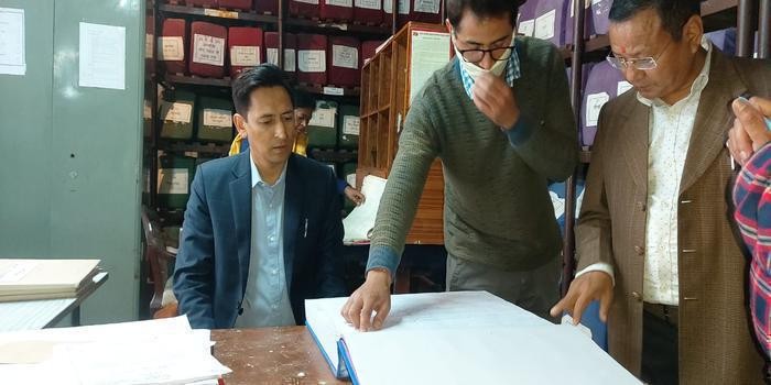 कुमाऊँ आयुक्त  ने किया मण्डल कार्यकाल का  निरीक्षण,पटल सहायक नहीं दे पाए जानकारी body image