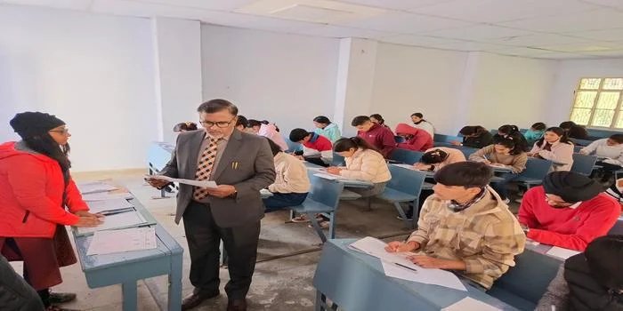 कुलपति  ने किया डी.एस.बी. परिसर के परीक्षा केंद्र का औचक निरीक्षण