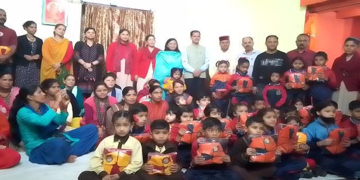 सरस्वती शिशु मंदिर में कक्षा 1 से 5 तक के छात्रों को कविता गंगोला ने वितरित किए ट्रैकसूट body image
