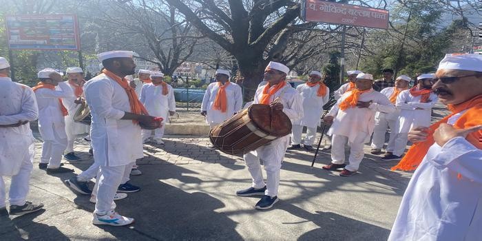 युगमंच द्वारा आयोजित होली महोत्सव में  खेतीखान चम्पावत से आये होलियारो ने जमाये रंग body image